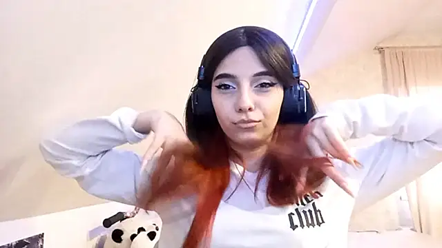 Snapshot of KizzieSchronce chatting on 15, 12, 2025 KizzieSchronce online show from 15, 12, 2025