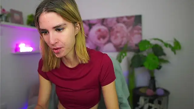 Snapshot of _Bella_Young chatting on 15, 12, 2025 Bella Young online show from 15, 12, 2025