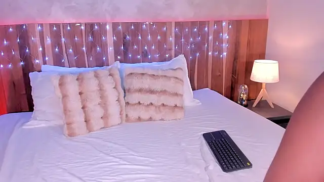 Snapshot of KrystalWoodss chatting on 16, 12, 2025 KrystalWoodss online show from 16, 12, 2025