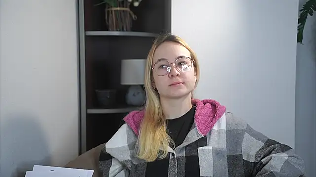 Snapshot of KenaLeski chatting on 14, 12, 2025 KenaLeski online show from 14, 12, 2025