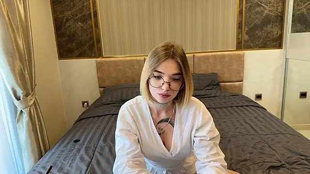 Snapshot of Mary_Harriss chatting on 18, 12, 2025 Mary Harriss online show from 18, 12, 2025