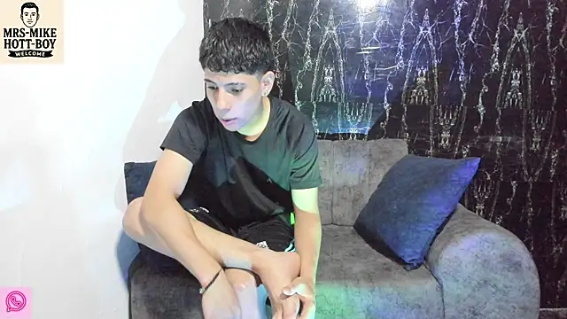 Snapshot of Mrs-mike-hott-boy chatting on 15, 12, 2025 Mrs-mike-hott-boy online show from 15, 12, 2025