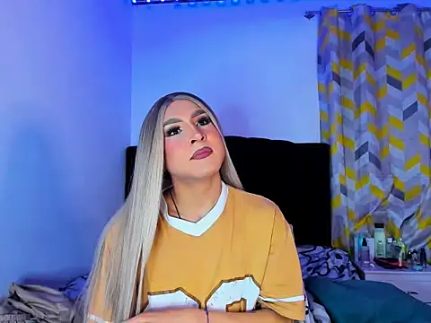 Snapshot of georgiina_giio chatting on 22, 12, 2025 georgiina giio online show from 22, 12, 2025