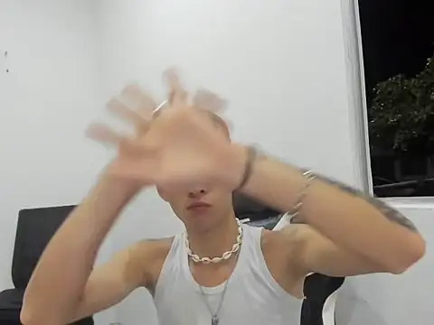 Snapshot of back_thomson chatting on 17, 12, 2025 back thomson online show from 17, 12, 2025