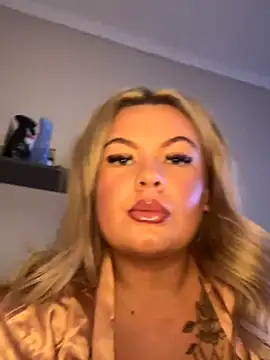 Snapshot of LivyNorth chatting on 16, 12, 2025 LivyNorth online show from 16, 12, 2025