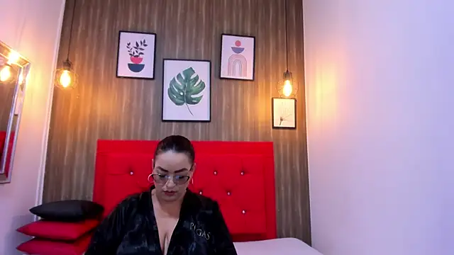 Snapshot of meggancurvy chatting on 19, 2, 2026 meggancurvy online show from 19, 2, 2026