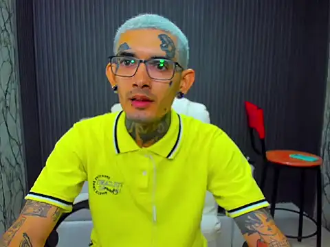 Snapshot of Boy_tatto77 chatting on 17, 12, 2025 Boy tatto77 online show from 17, 12, 2025