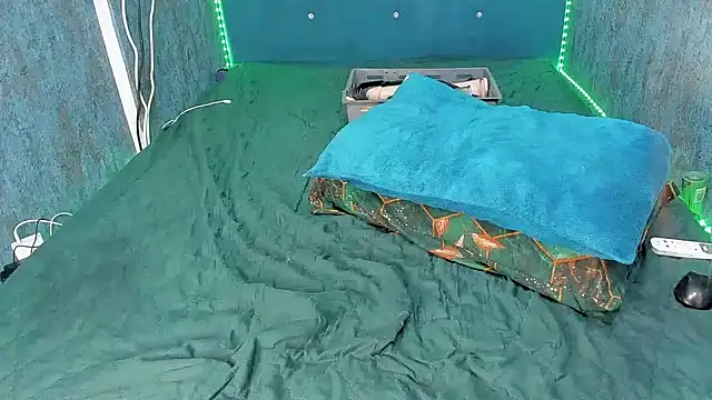 Snapshot of RedAssHottie chatting on 15, 10, 2025 RedAssHottie online show from 15, 10, 2025