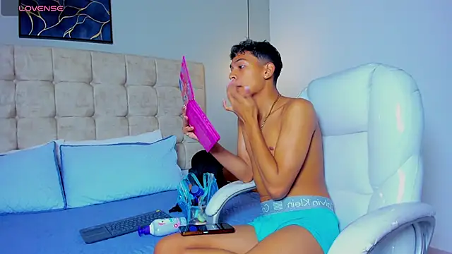 twink royale18 online show from 2, 2, 2026