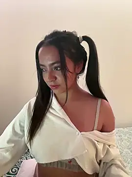 Snapshot of laraa_rous chatting on 6, 2, 2026 laraa rous online show from 6, 2, 2026