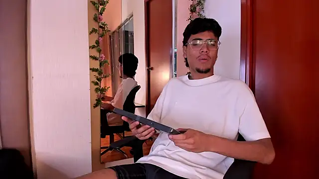 alexandro castillo online show from 4, 2, 2026