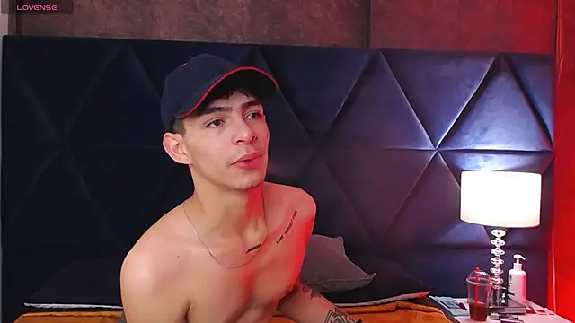 Snapshot of Logan_Woods chatting on 6, 3, 2026 Logan Woods online show from 6, 3, 2026