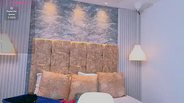 zoe hugeboobs online show from 14, 3, 2026