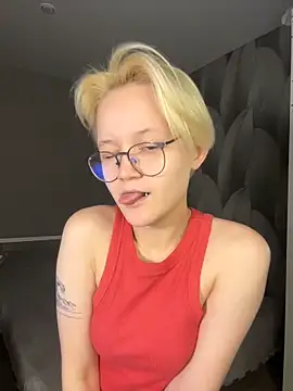 LuunaDorean online show from 2, 2, 2026