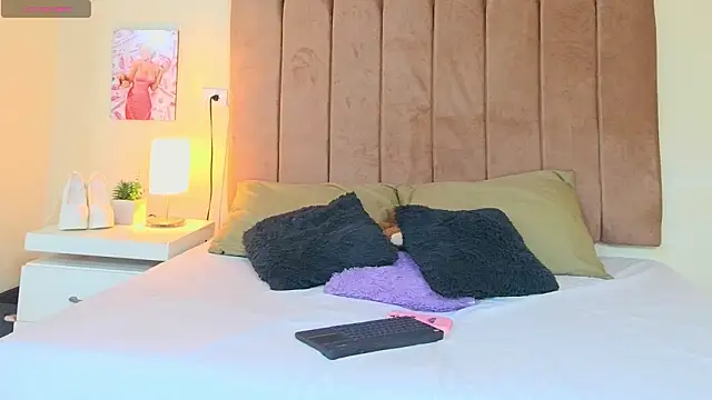 LANA LARSEN online show from 25, 3, 2026