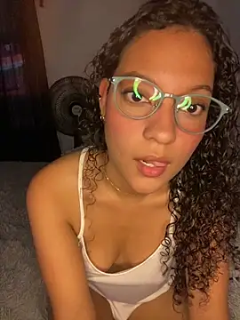 Snapshot of CristalXO chatting on 4, 4, 2026 CristalXO online show from 4, 4, 2026