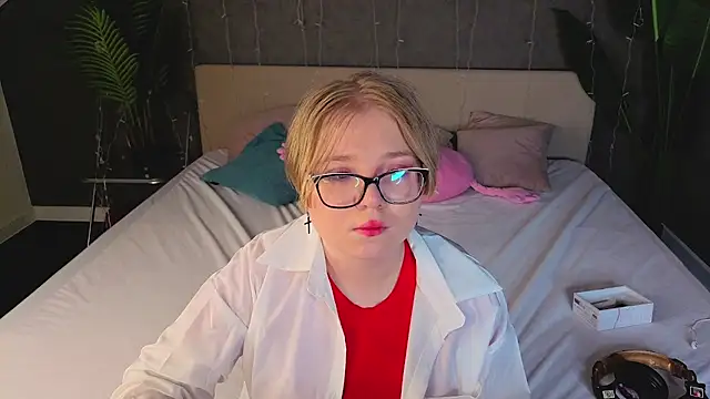 Lauraaa Smith online show from 10, 3, 2026