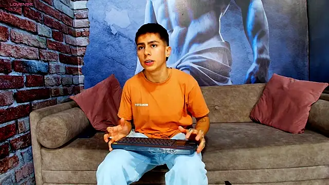 Snapshot of Aron_pulse chatting on 5, 3, 2026 Aron pulse online show from 5, 3, 2026