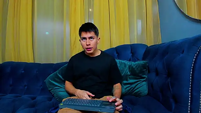 Snapshot of Aron_pulse chatting on 11, 3, 2026 Aron pulse online show from 11, 3, 2026