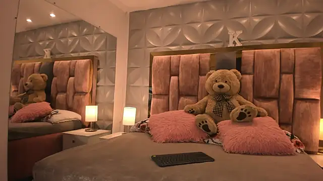 Paris Velvet online show from 6, 2, 2026