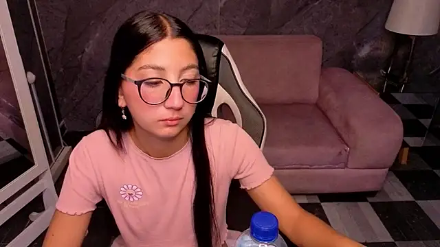 Snapshot of Sophie_jones_b chatting on 3, 3, 2026 Sophie jones b online show from 3, 3, 2026