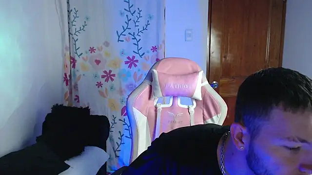 Ariana Esteban07 online show from 3, 3, 2026