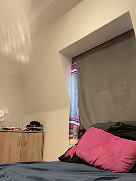 LeonieClaire online show from 5, 3, 2026