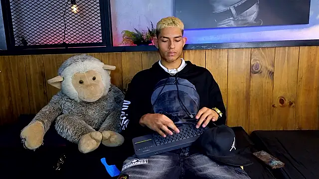 Snapshot of ItsZairen chatting on 6, 3, 2026 ItsZairen online show from 6, 3, 2026