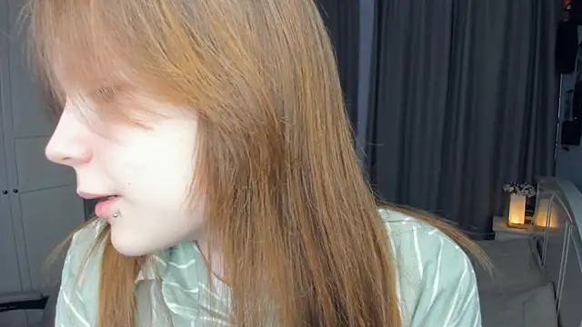 Snapshot of LavenderMitten chatting on 6, 4, 2026 LavenderMitten online show from 6, 4, 2026