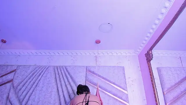 Snapshot of CloheBell chatting on 8, 3, 2026 CloheBell online show from 8, 3, 2026