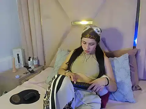 ElaSalvatorehh online show from 7, 4, 2026