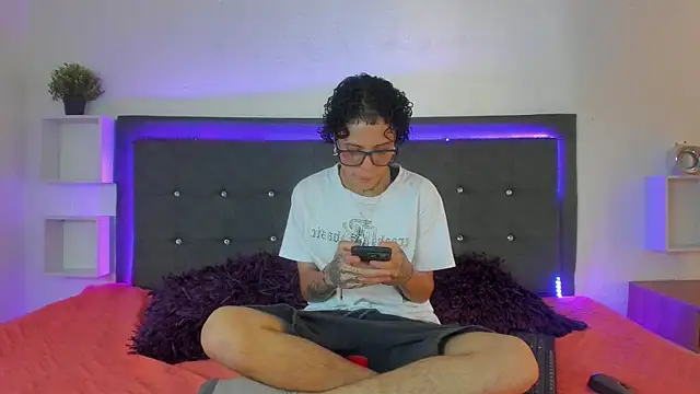 Snapshot of Ale_cuzz chatting on 2, 3, 2026 Ale cuzz online show from 2, 3, 2026