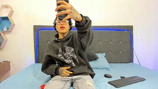 Snapshot of Ale_cuzz chatting on 6, 3, 2026 Ale cuzz online show from 6, 3, 2026