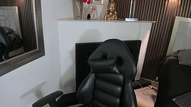 Snapshot of paulys_ chatting on 8, 4, 2026 paulys online show from 8, 4, 2026