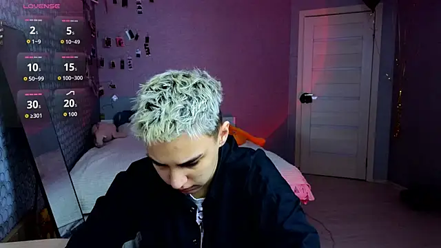 Snapshot of LuxuryLoverss chatting on 10, 4, 2026 LuxuryLoverss online show from 10, 4, 2026