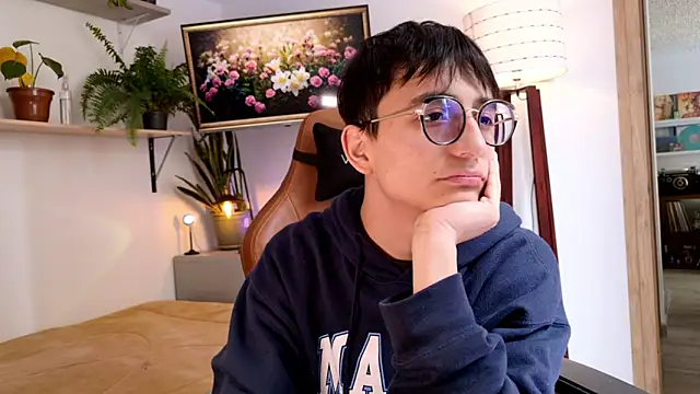 Snapshot of Sr_evann chatting on 9, 4, 2026 Sr evann online show from 9, 4, 2026