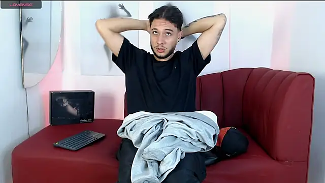 Snapshot of luxesmith chatting on 12, 4, 2026 luxesmith online show from 12, 4, 2026