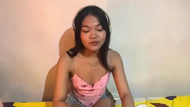 Snapshot of LynneCharley chatting on 12, 3, 2026 LynneCharley online show from 12, 3, 2026