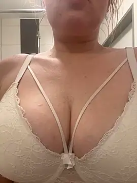 Snapshot of FeuchteMona chatting on 15, 3, 2026 FeuchteMona online show from 15, 3, 2026