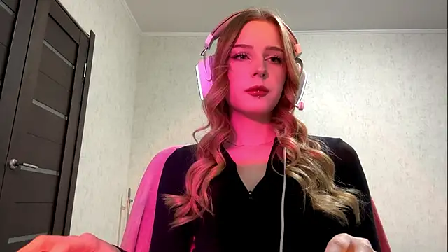 Snapshot of hikkiii chatting on 18, 3, 2026 hikkiii online show from 18, 3, 2026