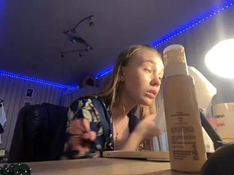 Snapshot of melissashineeee chatting on 3, 4, 2026 melissashineeee online show from 3, 4, 2026