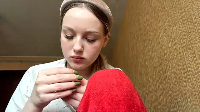 Snapshot of ElvieTribou chatting on 7, 4, 2026 ElvieTribou online show from 7, 4, 2026