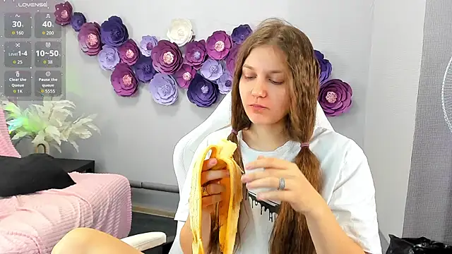 Snapshot of Teeny_Girl chatting on 6, 4, 2026 Teeny Girl online show from 6, 4, 2026