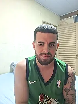 Snapshot of leoxxxgato chatting on 4, 4, 2026 leoxxxgato online show from 4, 4, 2026