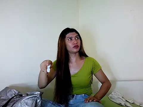 Snapshot of luna_veille chatting on 6, 4, 2026 luna veille online show from 6, 4, 2026