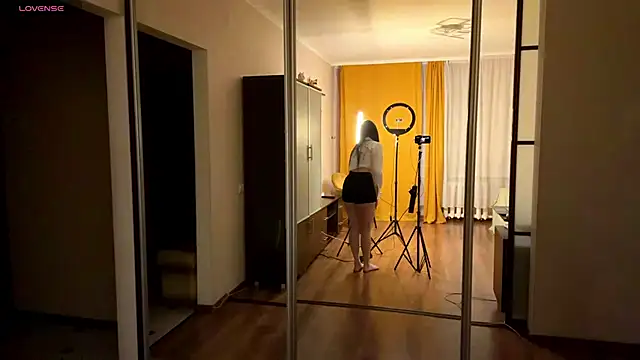 peachlunee online show from 11, 4, 2026