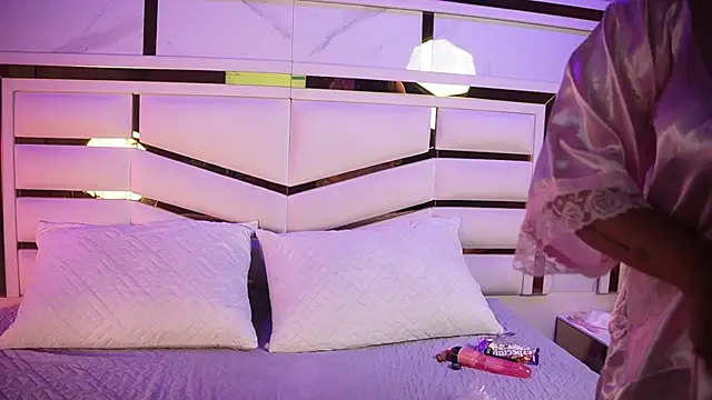 adhara sm online show from 8, 4, 2026