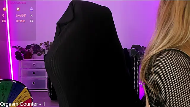 LindaWhite  online show from 6, 1, 2025