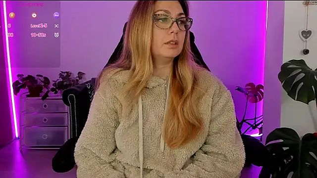 LindaWhite  online show from 5, 3, 2025