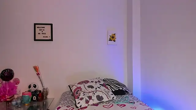 LauraToro  online show from 28, 11, 2025